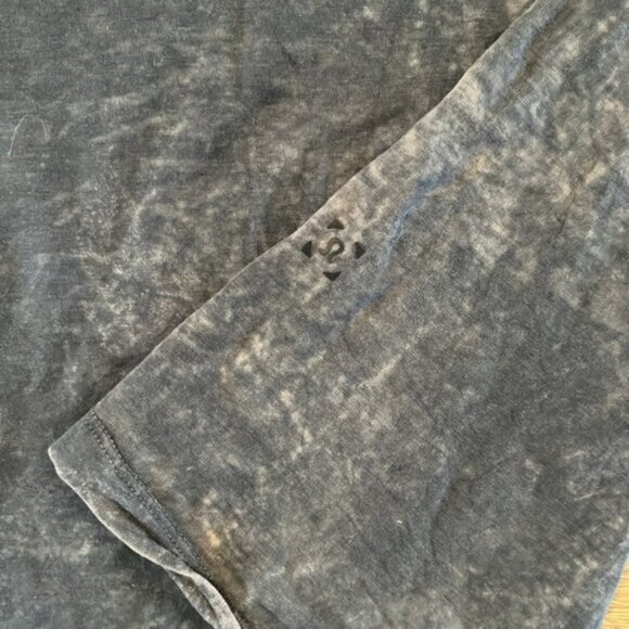 Lululemon Men's Blue T-Shirt size Large 5 year basic tee - Picture 3 of 3